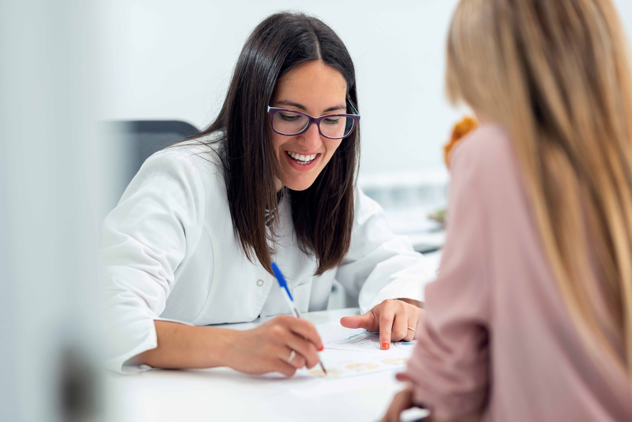 Beautiful young nutritionist woman explaining to her patient the